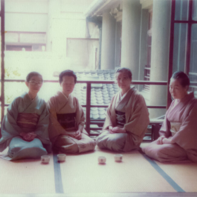 En la sala de exposiciones de la Asociación de Artistas de Cerámica Tradicional de Kioto (Club de Arte de Tokio), los invitados y Roseki Akazawa III (Shisuo), segundo desde la izquierda.