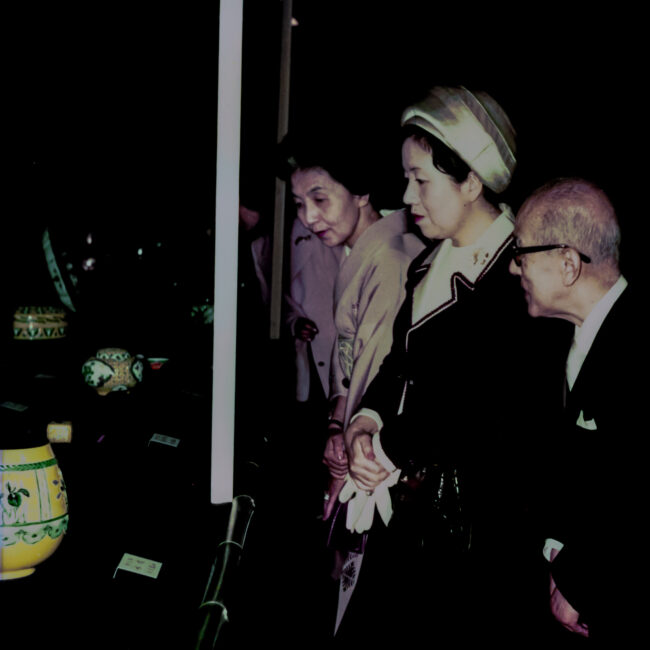 En la sala de exposiciones de la Asociación de Artistas de Cerámica Tradicional de Kioto, Akazawa Roseki II (Shuzo) dando una explicación a los invitados.