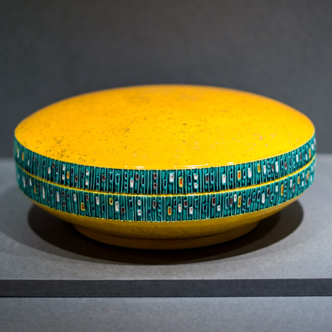 AKAZAWA Roseki Ⅳ (Seichu AKAZAWA): Kochi contenitore tondo motivo a linee anni '90: Collezioni di Museo d’Arte del Parco Culturale della Ceramica di Shigaraki, Shigaraki, Shiga, Giappone